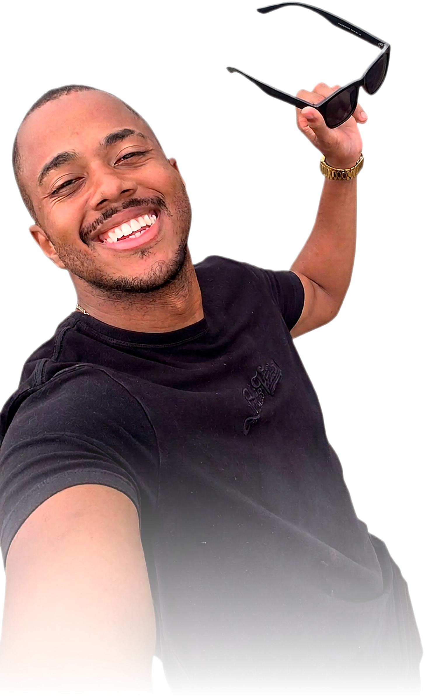 Bruninho sorrindo com os óculos de sol levantados na mão